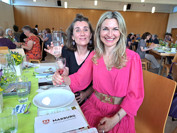 Tischrednerinnen Sindy Altenburg und Nadine Bernshausen
